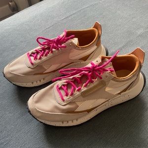 Size 8 - Women’s Reebok Legacy - UO exclusive - 2021